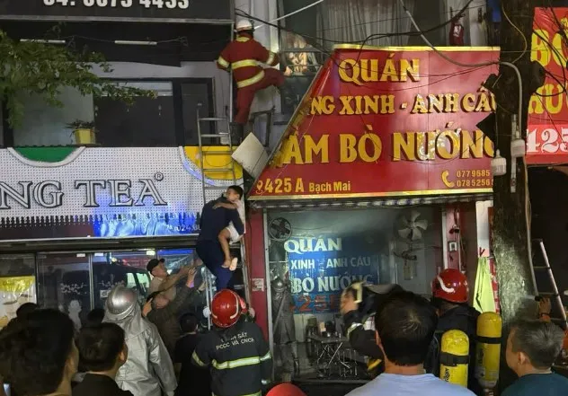 Cảnh sát giải cứu 3 người trong đám cháy tại quán bánh mì
