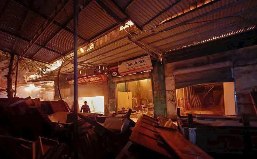 Nhiều nhà xưởng, cửa hàng đồ gỗ ở huyện Thạch Thất, Hà Nội đã bị ngọn lửa thiêu rụi.