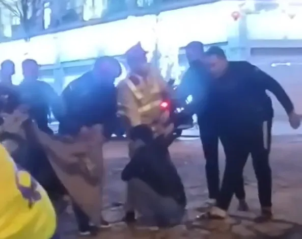 Tài xế xe ôm công nghệ nhanh trí 'mách' CSGT ngăn vụ ẩu đả