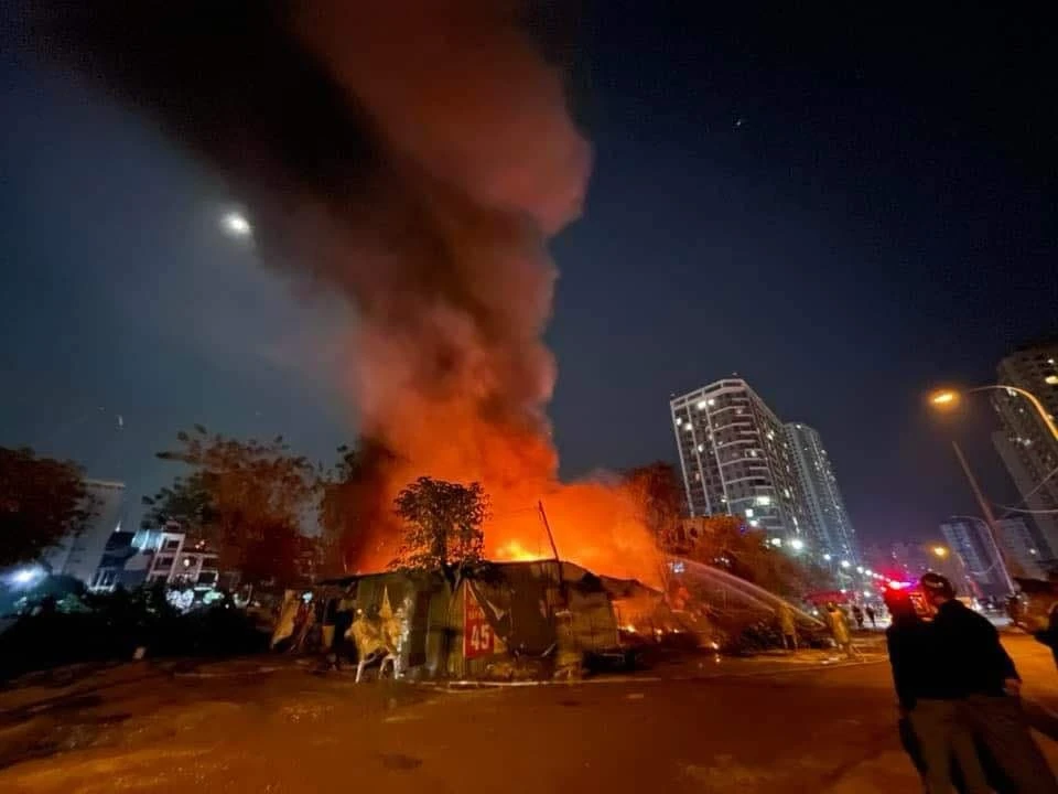 Hiện trường vụ cháy kho lốp ô tô. Ảnh CTV