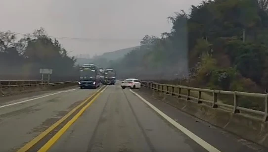 Một tài xế bị phạt 35 triệu, trừ 10 điểm GPLX vì quay đầu xe trên cao tốc