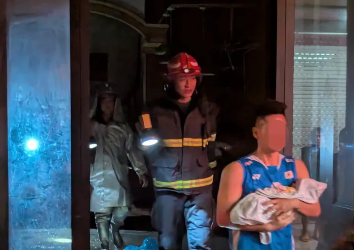 Cảnh sát đã giải cứu thành công 8 người trong một gia đình bị mắc kẹt trong vụ cháy nhà dân ở quận Hoàng Mai, TP Hà Nội vào lúc nửa đêm.