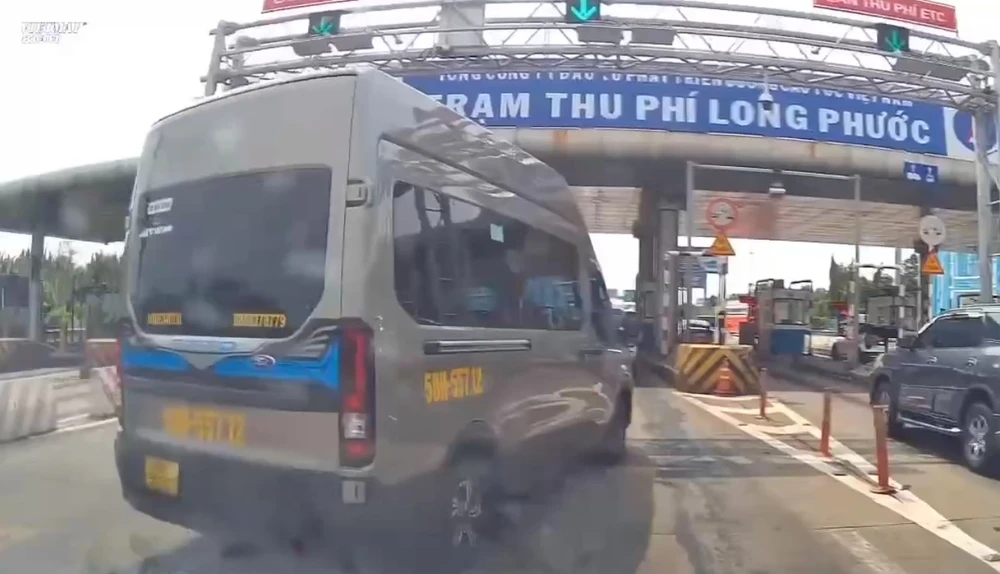 Thời điểm xe khách chuyển làn sai quy định. Ảnh: CA Chuyển làn sai quy định trên cao tốc, tài xế xe khách bị phạt 5 triệu đồng