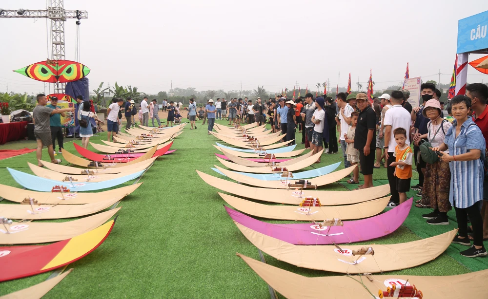 thi thả diều truyền thống ở làng Bá Dương Nội