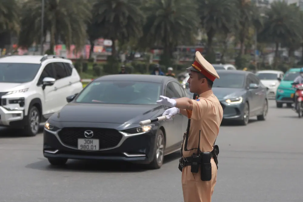 Công an TP Hà Nội yêu cầu người dân nghiêm chỉnh chấp hành Luật trật tự an toàn giao thông đường bộ. Ảnh CA Cong-an-tp-ha-noi.jpg