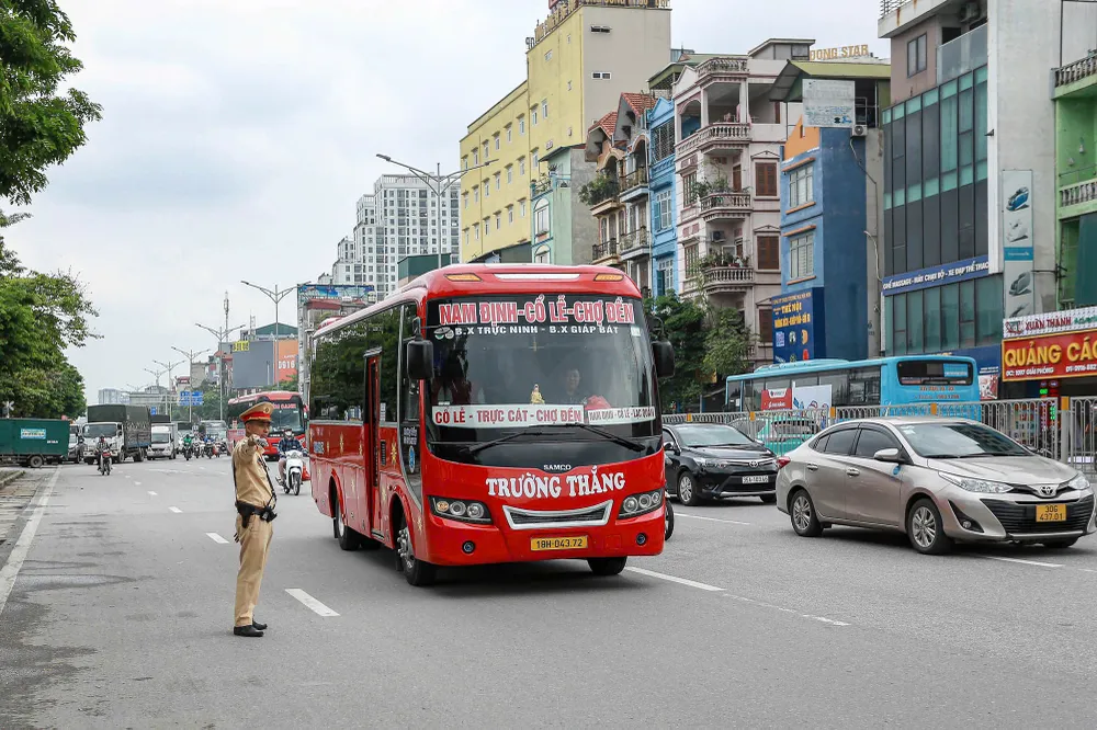 Lực lượng CSGT kiểm tra ngẫu nhiên các xe khách đang hoạt động trên tuyến đường Ngọc Hồi xuất phát từ bến xe Giáp Bát. Kiểm tra nồng độ cồn bằng máy đo chuyên dụng, không phát hiện trường hợp lái xe vi phạm. dịp-le-30-4 (10).jpg