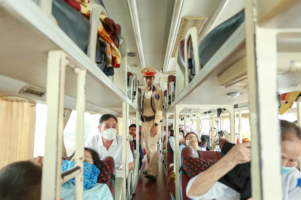 Lực lượng CSGT kiểm tra số lượng hành khách trên xe (đặc biệt là xe giường nằm, loại phương tiện có thể nhồi nhét khách bằng cách cho nằm chung khoang, nằm luồng). dịp-le-30-4 (11).jpg