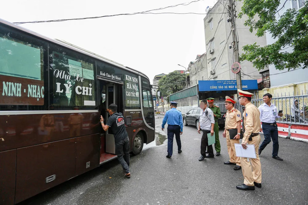 Ngày 25-4, tổ liên ngành gồm Đội CSGT đường bộ số 14 (Phòng CSGT Công an TP Hà Nội), Thanh tra Xây dựng (Sở Xây dựng Hà Nội) và Công an phường Giáp Bát (quận Hoàng Mai, Hà Nội) bất ngờ kiểm tra hoạt động vận tải hành khách tại hai bến xe trọng điểm khu vực phía Nam thành phố là Giáp Bát và Nước Ngầm. CSGT Hà Nội