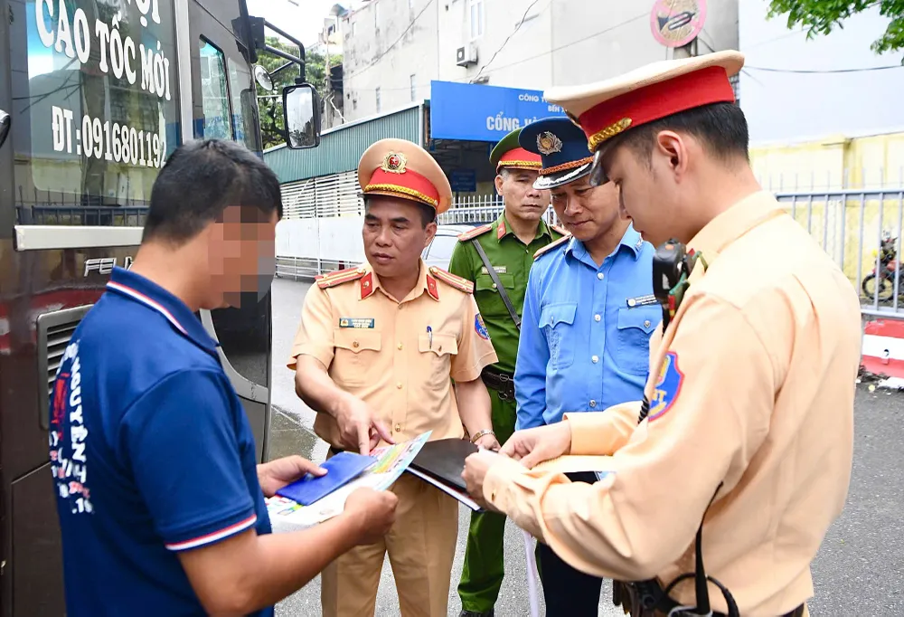 Tại các bến xe, tổ công tác kiểm tra toàn diện các phương tiện chuẩn bị xuất bến. Nội dung kiểm tra bao gồm điều kiện kỹ thuật phương tiện, giấy tờ hành nghề của lái xe và đặc biệt là kiểm tra chất ma túy, nồng độ cồn. dịp-le-30-4 (2).jpg