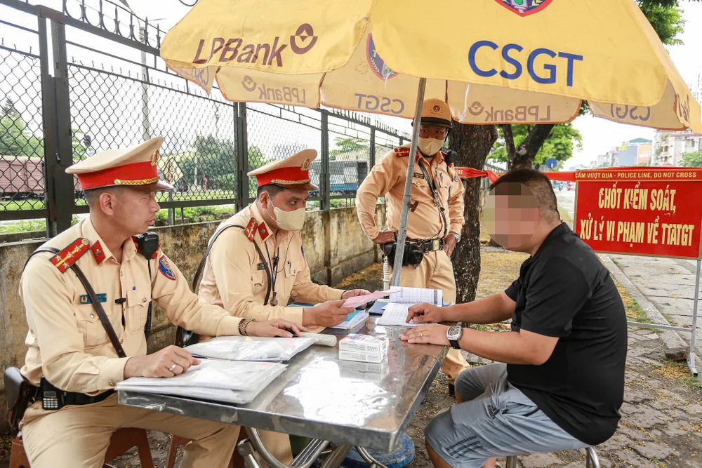 Trung tá Trần Minh Kiên, Phó Đội trưởng Đội CSGT đường bộ số 14 khuyến cáo người dân nên vào bến mua vé và đi xe khách đúng tuyến, đúng giờ để đảm bảo an toàn cho bản thân và người xung quanh. Việc đứng dọc đường để bắt xe không chỉ tiềm ẩn nguy cơ tai nạn mà còn tạo điều kiện cho các xe dù, xe không đủ điều kiện hoạt động trà trộn, gây khó khăn cho công tác quản lý và đảm bảo an toàn giao thông trong dịp lễ. dịp-le-30-4 (6).jpg