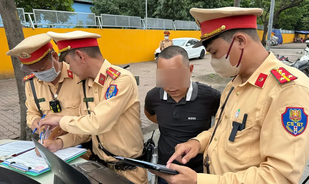 Thiếu tá Hoàng Văn Bình, Phó đội trưởng Đội CSGT đường bộ số 6 cho biết thực hiện chỉ đạo của cấp trên về việc xử lý nghiêm các hành vi vi phạm giao thông trật tự dịp nghỉ lễ, đơn vị này liên tục ra quân để đảm bảo tình hình trật tự an toàn giao thông trên địa bàn quản lý. Trong đợt cao điểm này, đơn vị sẽ khai thác triệt để dữ liệu hành trình từ các nhà xe để kịp thời phát hiện, xử lý nghiêm tình trạng lái xe khách chở quá số người quy định, và các hành vi vi phạm của người điều khiển phương tiện mà tiềm ẩn nguy cơ gây mất an toàn. luc-luong-csgt.jpg