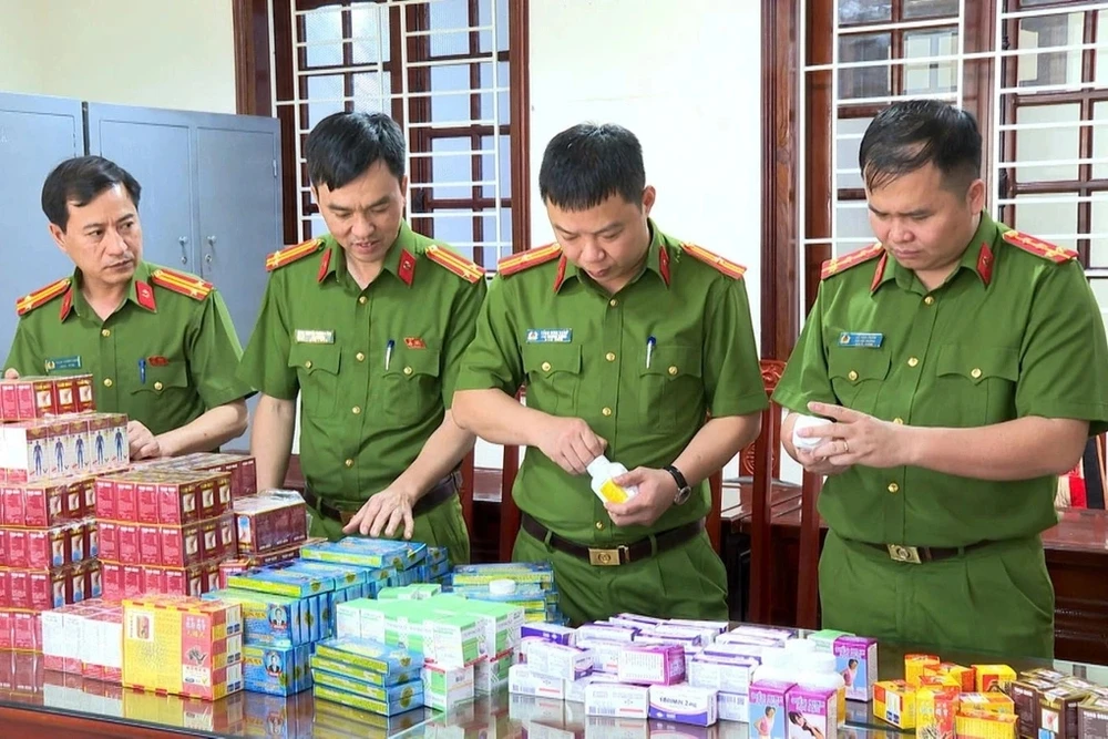 Thuốc có hàm lượng hoạt chất thấp hơn thực tế thì thuộc nhóm thuốc giả. Ảnh minh họa CA Theo Bộ Công an, nếu thuốc có hàm lượng hoạt chất thấp hơn thực tế so với đăng ký/ghi nhãn/quảng cáo thì thuộc nhóm thuốc giả