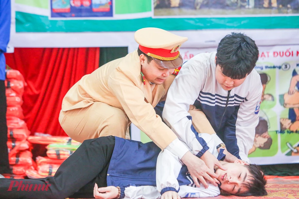 canh-sat-duong-thuy (14).jpg