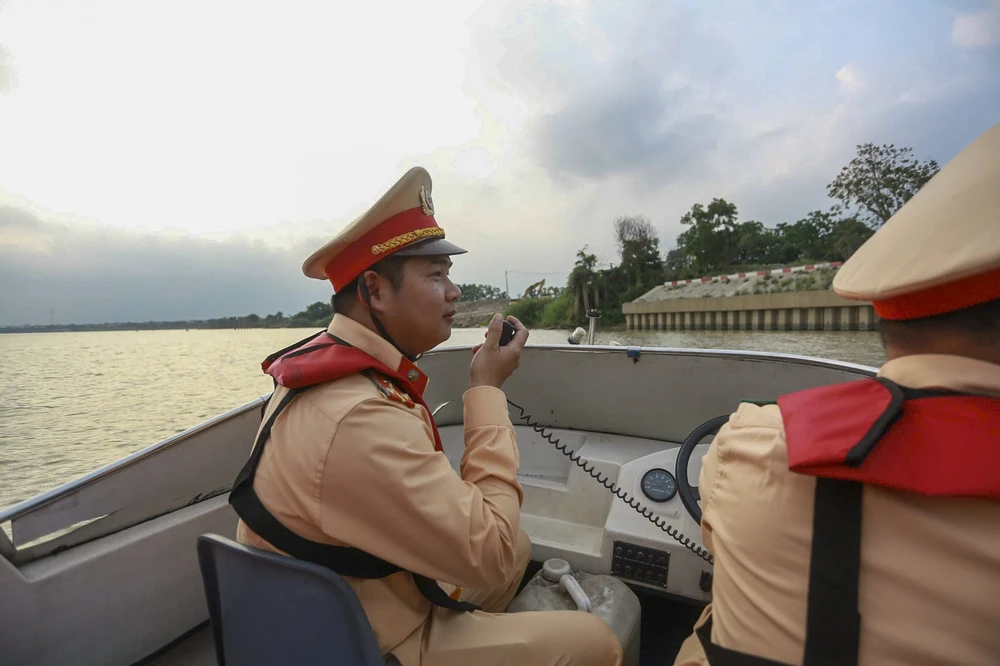 canh-sat-duong-thuy (7).jpg