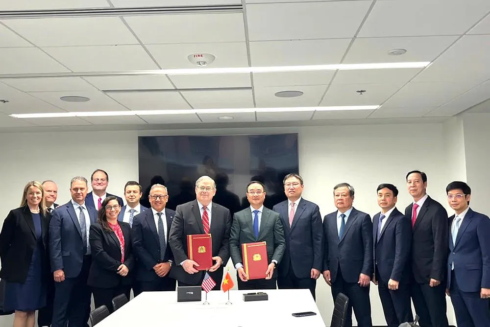 Thứ trưởng Phạm Thế Tùng và Phó Chủ tịch Lockheed Martin Jeff White trao đổi Biên bản hợp tác giữa Bộ Công an Việt Nam và Tập đoàn Lockheed Martin. Ảnh CA bo-cong-an (3).jpg