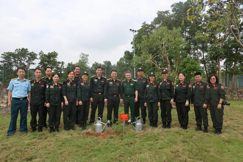 Văn phòng thường trực Bộ Công an về gìn giữ hòa bình Liên hợp quốc đã tặng 2 cây Bao báp cho Cục gìn giữ hòa bình. Ảnh CA 14.JPG