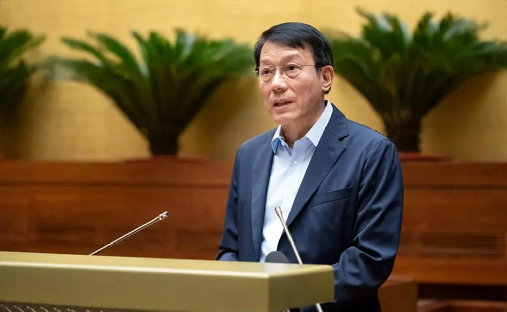 Bộ trưởng Bộ Công an Lương Tam Quang trình bày Tờ trình dự án Luật sửa đổi, bổ sung một số điều của Bộ luật Hình sự. Ảnh CA phat-tu-hinh.jpg