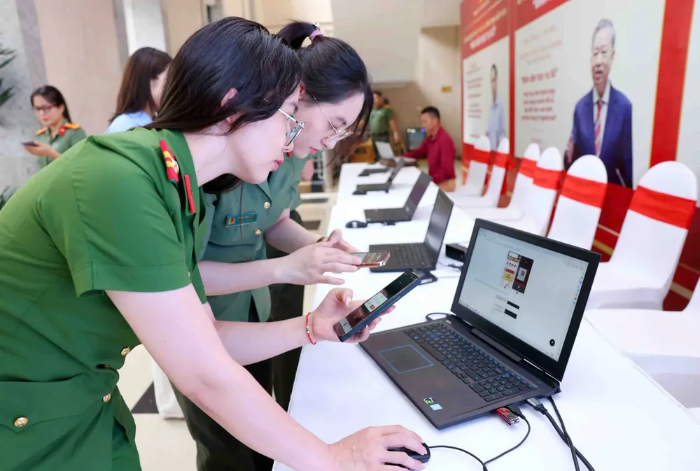 Công an Hà Nội tổ chức đào tạo, bồi dưỡng kiến thức cơ bản về Kỹ năng số. Ảnh NGỌC BÍCH cong-an-ha-noi (3).jpg