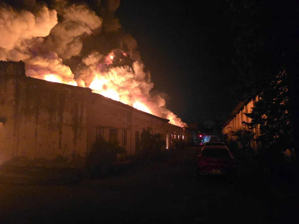 Vụ cháy kho xưởng bốc cháy lúc rạng sáng ở Hà Nội: 1 cảnh sát bị ngạt khói