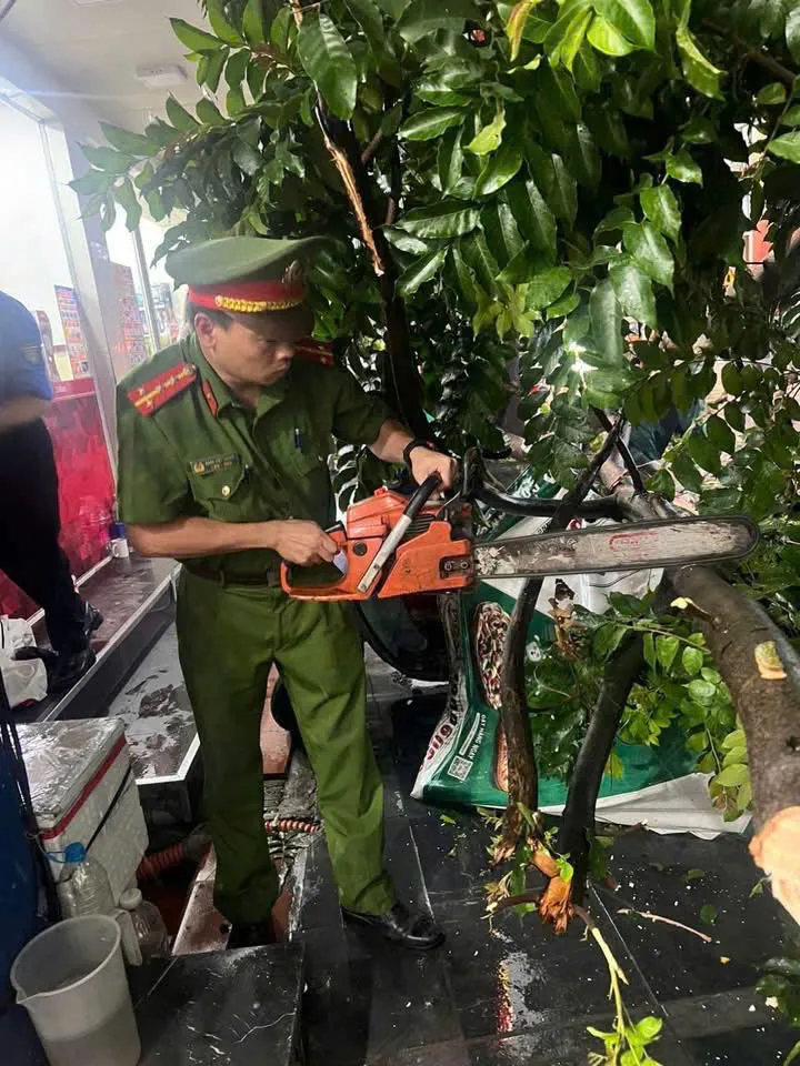 Công an Hà Nội kịp thời hỗ trợ người dân trong mưa giông