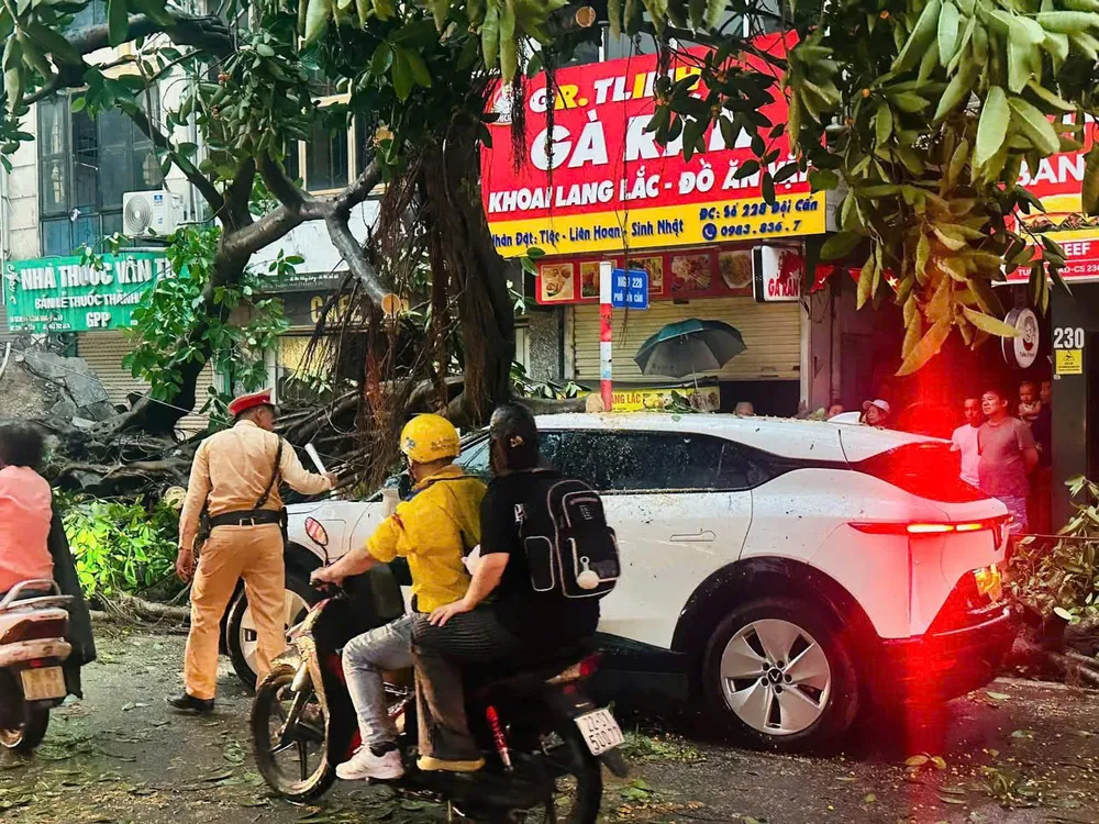 Công an Hà Nội kịp thời hỗ trợ người dân trong mưa giông