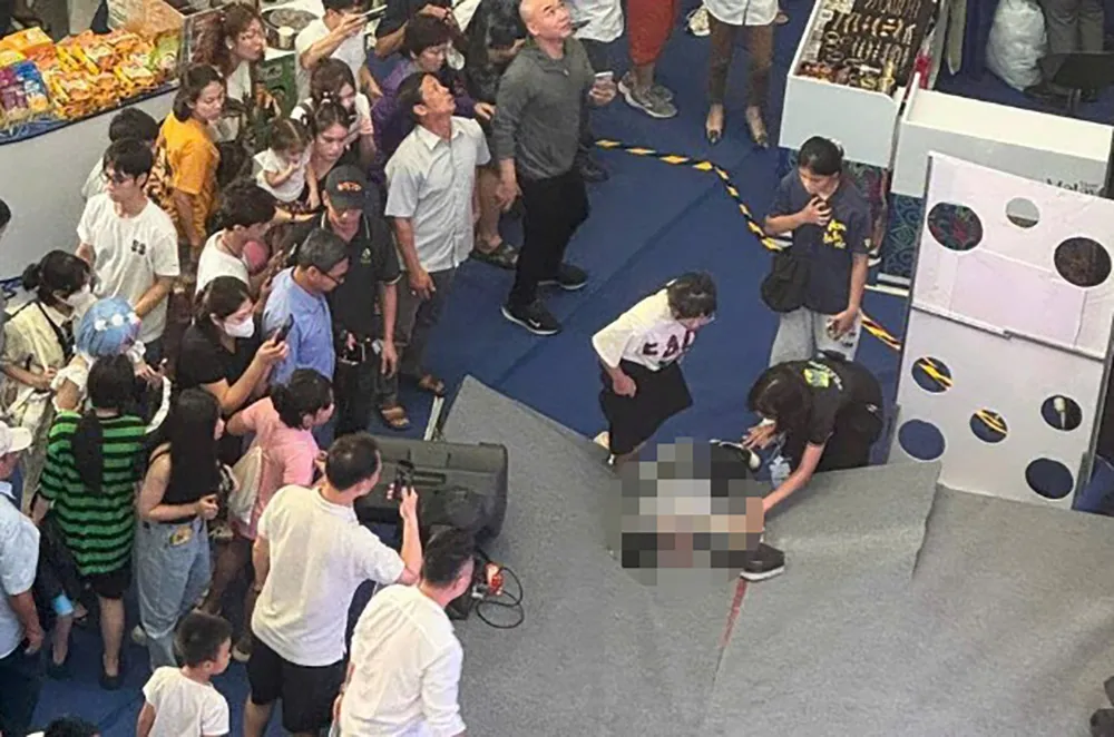 Một người đàn ông rơi từ tầng cao xuống dưới tại Aeon Mall Long Biên