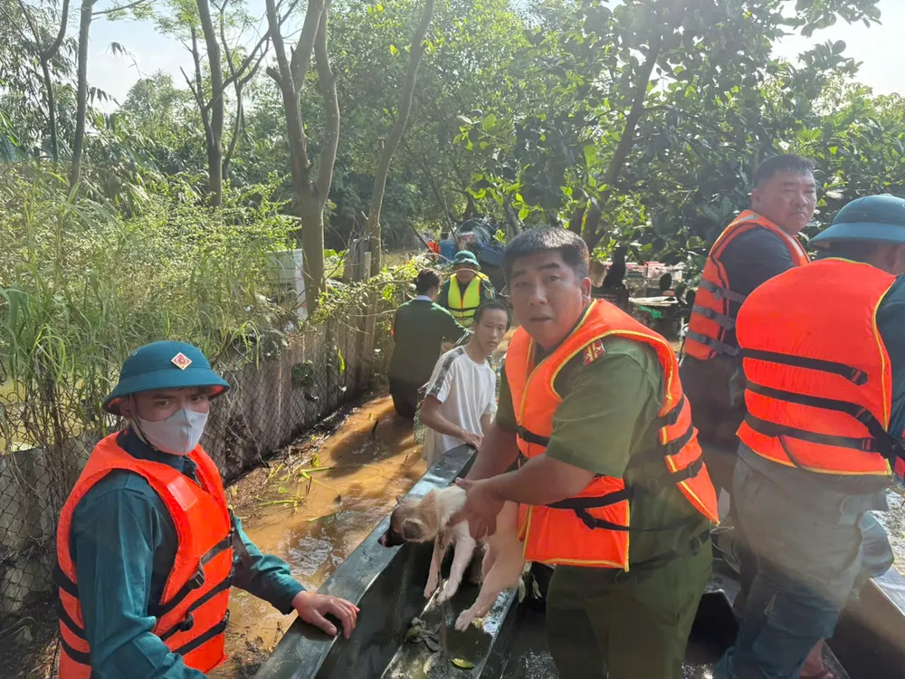 Công an Hà Nội hỗ trợ người dân khắc phục hậu quả do mưa lũ