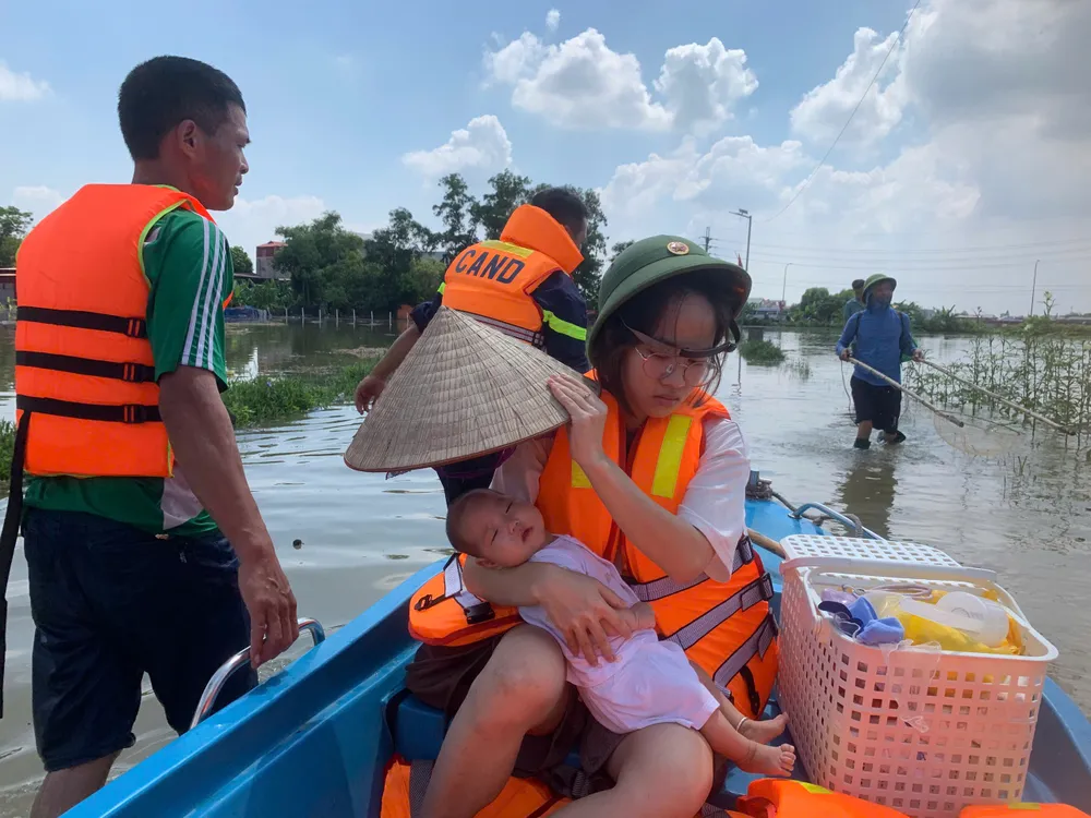 Công an Hà Nội hỗ trợ người dân khắc phục hậu quả do mưa lũ