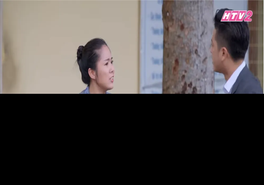 Công tiếp tục làm phiền Hương, yêu cầu cô ký vào đơn ly dị. 