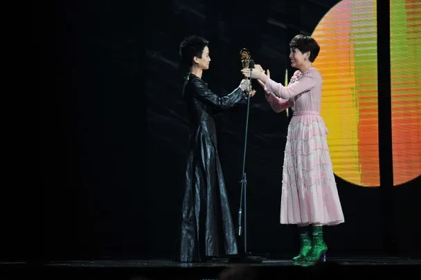 Bà xã đồng tính vội bỏ việc về chịu tang nữ ca sĩ Hồng Kông tự sát bằng cách nhảy từ tầng 20 - Ảnh 4.