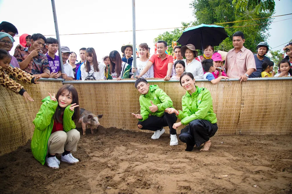 Hậu ra mắt MV mới Gin dắt tay Han Sara về Bến Tre ăn trái cây ảnh 5