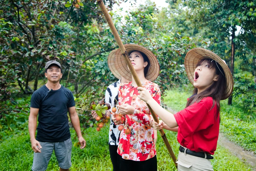 Hậu ra mắt MV mới Gin dắt tay Han Sara về Bến Tre ăn trái cây ảnh 8