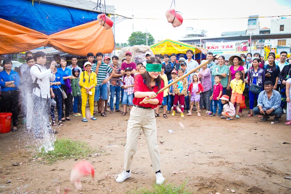 Hậu ra mắt MV mới Gin dắt tay Han Sara về Bến Tre ăn trái cây ảnh 6