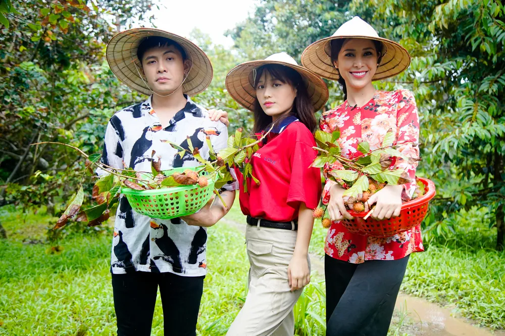 Hậu ra mắt MV mới Gin dắt tay Han Sara về Bến Tre ăn trái cây ảnh 11