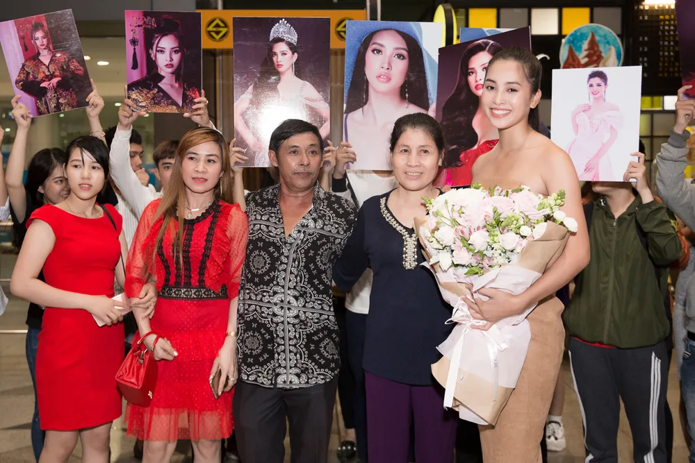 Hoa hậu Mỹ Linh, á hậu Phương Nga ra sân bay đón Tiểu Vy ảnh 4