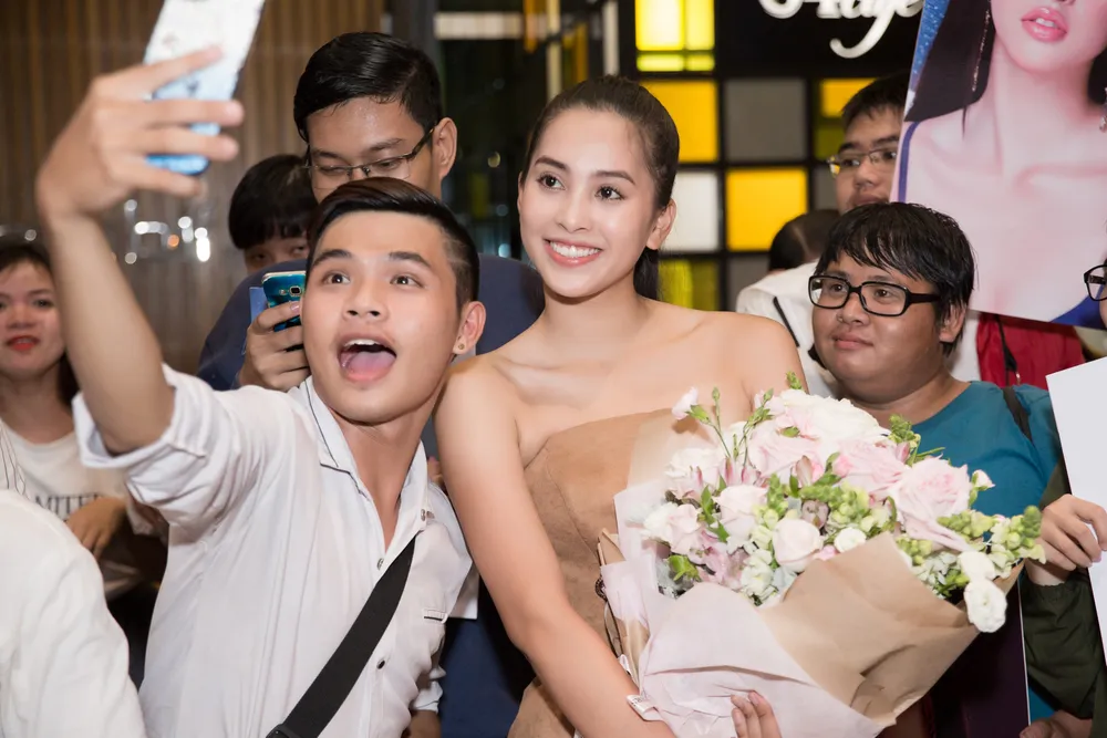 Hoa hậu Mỹ Linh, á hậu Phương Nga ra sân bay đón Tiểu Vy ảnh 6