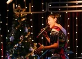 Thu Minh 'sáng chế' điệu nhảy 'cày bừa' trong đêm nhạc Noel