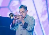 Hoa hậu Tiểu Vy “nhập vai” diễn rơi cả mic trên sân khấu ảnh 4 Hai nghệ sĩ đoạt giải Emmy và Grammy về Việt Nam diễn