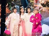 Ái Phương đầu tư khủng cho MV ngày Tết ảnh 3 Hoa hậu Tiểu Vy “nhập vai” diễn rơi cả mic trên sân khấu