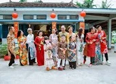 Không thể rời mắt trước những tà áo dài Tết của Brian Võ ảnh 14 Thu Trang và Tiến Luật cùng con trai mang bất ngờ đến khán giả