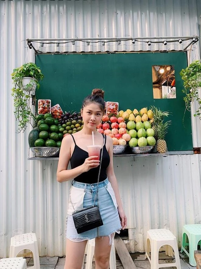 Sao Việt lần lượt diện đồ “lộn trái” xuống phố ảnh 3