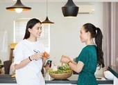 Việt Hương đi hành hương với mái tóc ngắn lạ lẫm ảnh 6 Hoa hậu Tiểu Vy quấn quýt bên mẹ nấu ăn nhân ngày 8/3