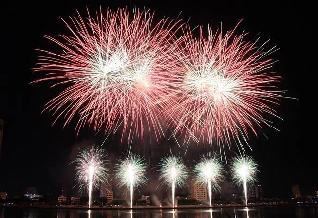 Trượt tuyết, thả diều, xem pháo hoa giữa Sài Gòn dịp lễ ảnh 3