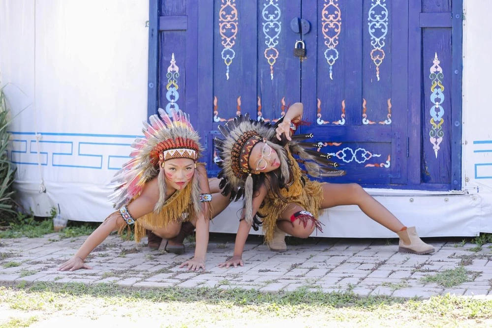 Ba mẹ con ca sĩ Thái Thùy Linh cùng làm MV ở biển Quảng Nam ảnh 3