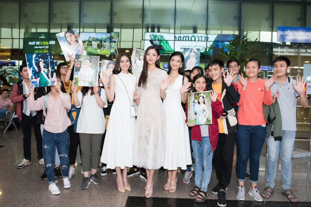 Vừa đến TP.HCM, tân hoa hậu, á hậu gây 'náo loạn' sân bay ảnh 6 Vừa đến TP.HCM, tân hoa hậu, á hậu gây 'náo loạn' sân bay ảnh 6