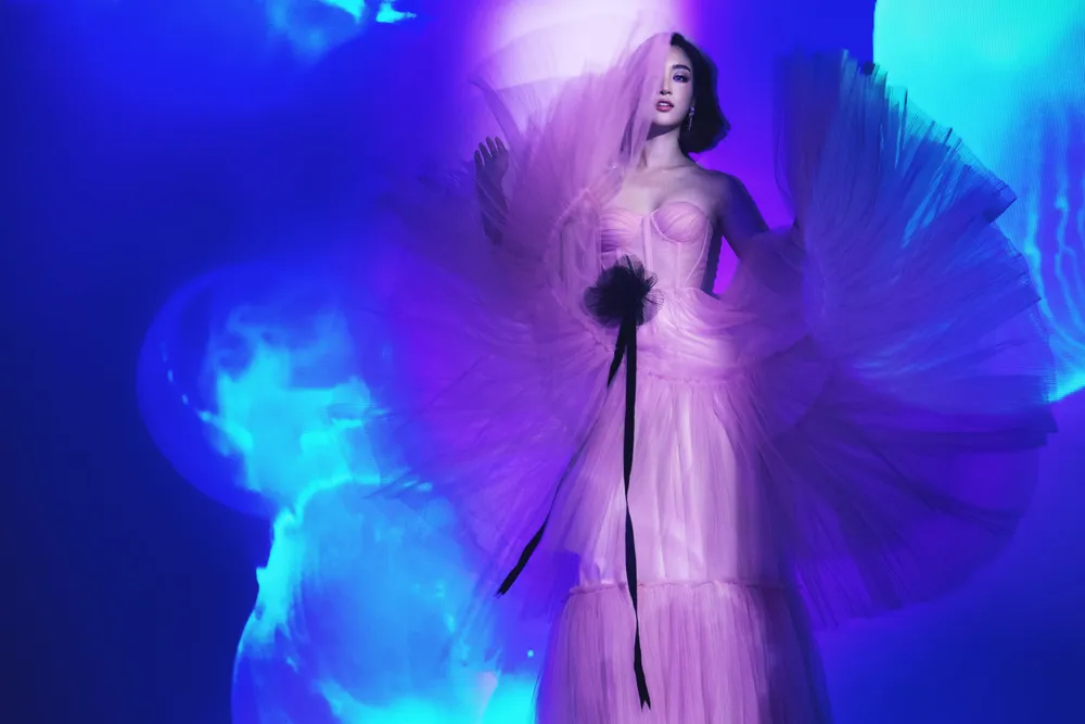 Tiểu Vy, Đỗ Mỹ Linh biến hóa trong bộ ảnh mới ảnh 10