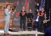 Dàn nghệ sĩ ùa lên sân khấu ôm thần tượng NSND Lệ Thủy ảnh 7 Hoa hậu Khánh Vân bắt đền H’Hen Niê vì bị ép uống rượu cần