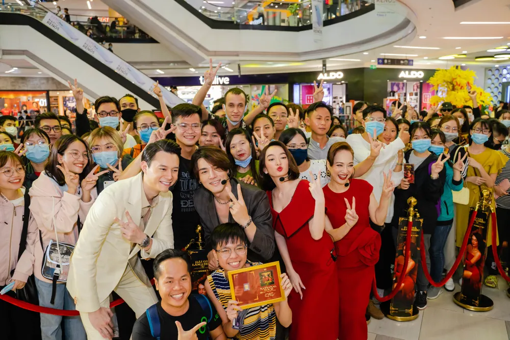 Dàn sao Gái già lắm chiêu V khuấy động trung tâm thương mại ảnh 3 Dàn sao Gái già lắm chiêu V khuấy động trung tâm thương mại ảnh 3