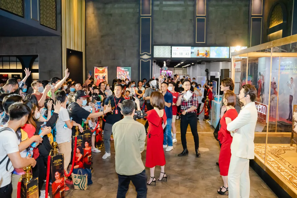 Dàn sao Gái già lắm chiêu V khuấy động trung tâm thương mại ảnh 5 Dàn sao Gái già lắm chiêu V khuấy động trung tâm thương mại ảnh 5