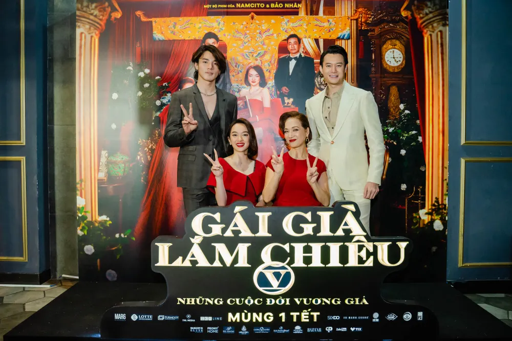 Dàn sao Gái già lắm chiêu V khuấy động trung tâm thương mại ảnh 6 Dàn sao Gái già lắm chiêu V khuấy động trung tâm thương mại ảnh 6